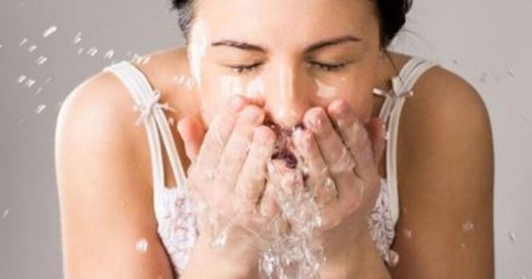 ठंडे पानी से चेहरा धोने से आ सकता है त्वचा पर निखार, जानें कैसे
