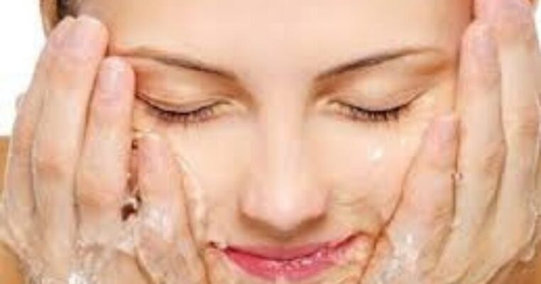 ठंडे पानी से चेहरा धोने से आ सकता है त्वचा पर निखार, जानें कैसे